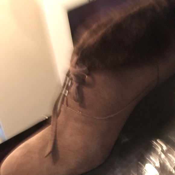 B Makowsky wedge bootie ankle tie suede beige NWB “Nellie” 8.5m NIB - Picture 9 of 10